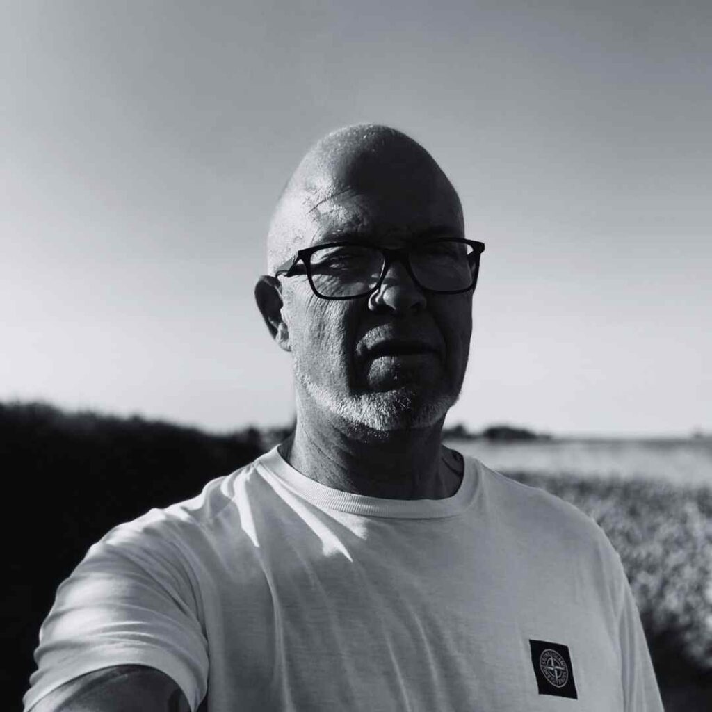 Zwart-wit foto van een man